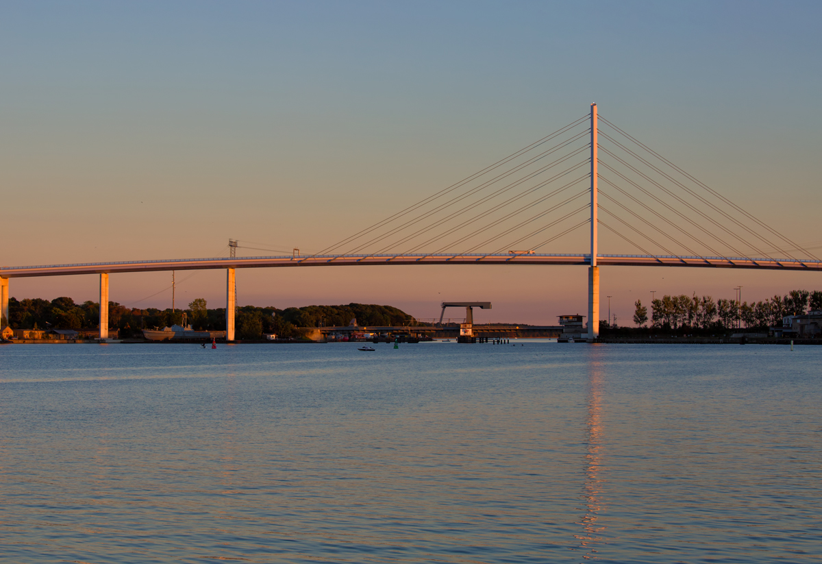 Im Vordergrund die Stralsunder Rügenbrücke, dahinter die Strassen-und Eisenbahnbrücke Rügendamm  am frühen Abend. - 30.09.2015
