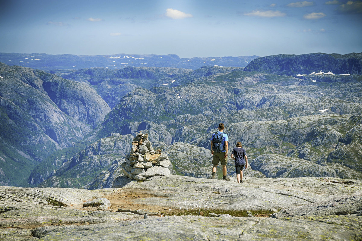 Kjerag oder Kiragg ist ein Felsplateau in der norwegischen Kommune Forsand (Fylke Rogaland) am Lysefjord. Auf der Strecke müssen neben dem eigentlichen Anstieg zwei Berge und zwei Täler überwunden werden.
Aufnahme: 3. Juli 2018.