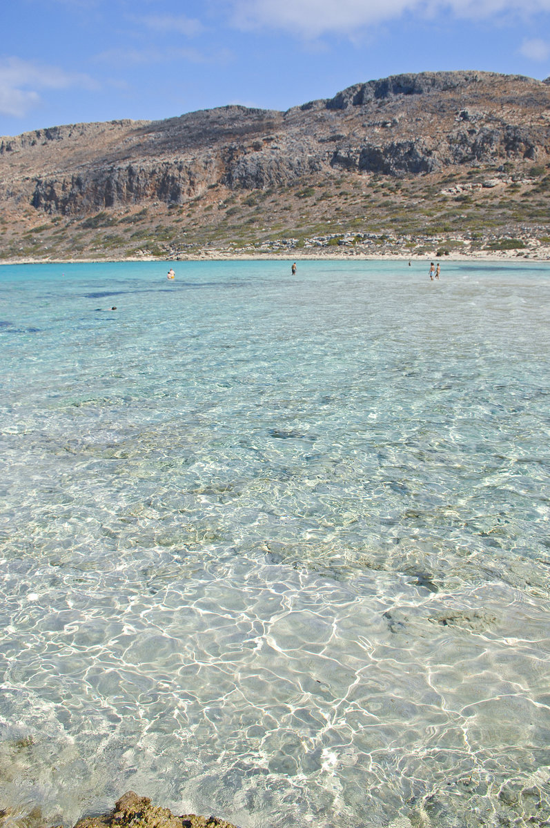 Klares Wasser in der Balos Lagune von Kreta. Aufnahme: 20. Oktober 2016.