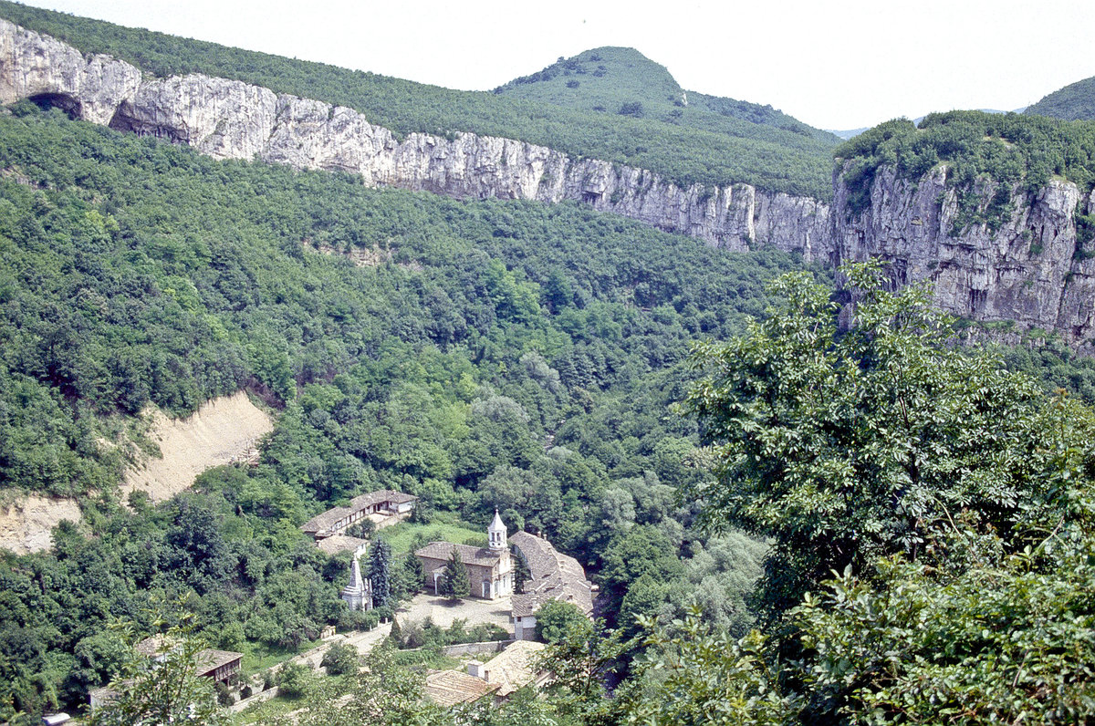 Kloster Dryanovo im Flusstal Andacht in Zentralbulgarien. Bild vom Dia. Aufnahme: Juni 1992.