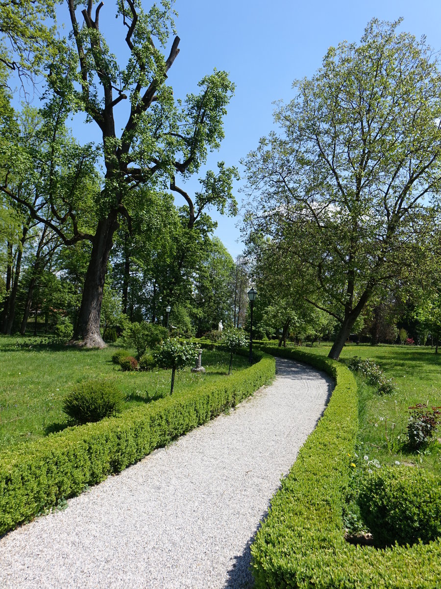 Kroatien, Schloßpark am Schloss Luznica in Zapresic (01.05.2017)