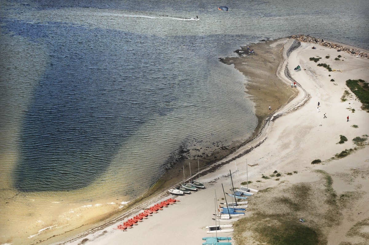Küstenabschnitt bei Laboe vom Marine-Ehrenmal aus gesehen. Aufnahme: Mai 2009.