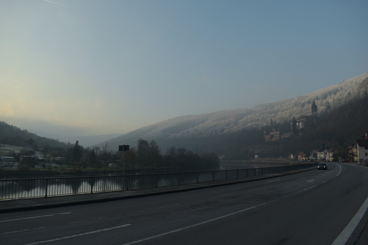 Landschaft am Neckar, bei Zwingenberg am Sonntag den 1.1.2017.
Der größte Teil des Neckartales liegt am Nachmittag noch im Nebel.
Durch die nachmittägliche Wintersonne entsteht dieses tolle Licht.
