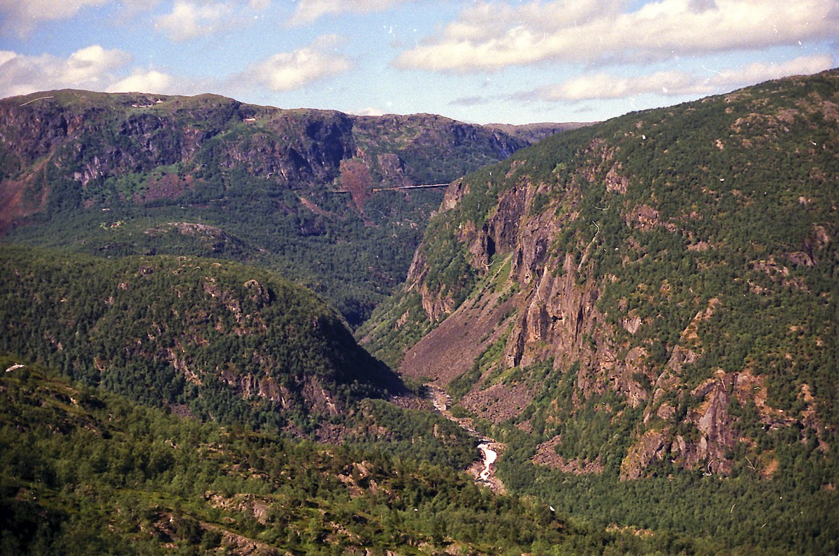 Landschaft an der Ofotbahn in der Nähe der schwedisch-norwergischen Grenze. Aufnahme: Juli 1985 (digitalisiertes Negativfoto).