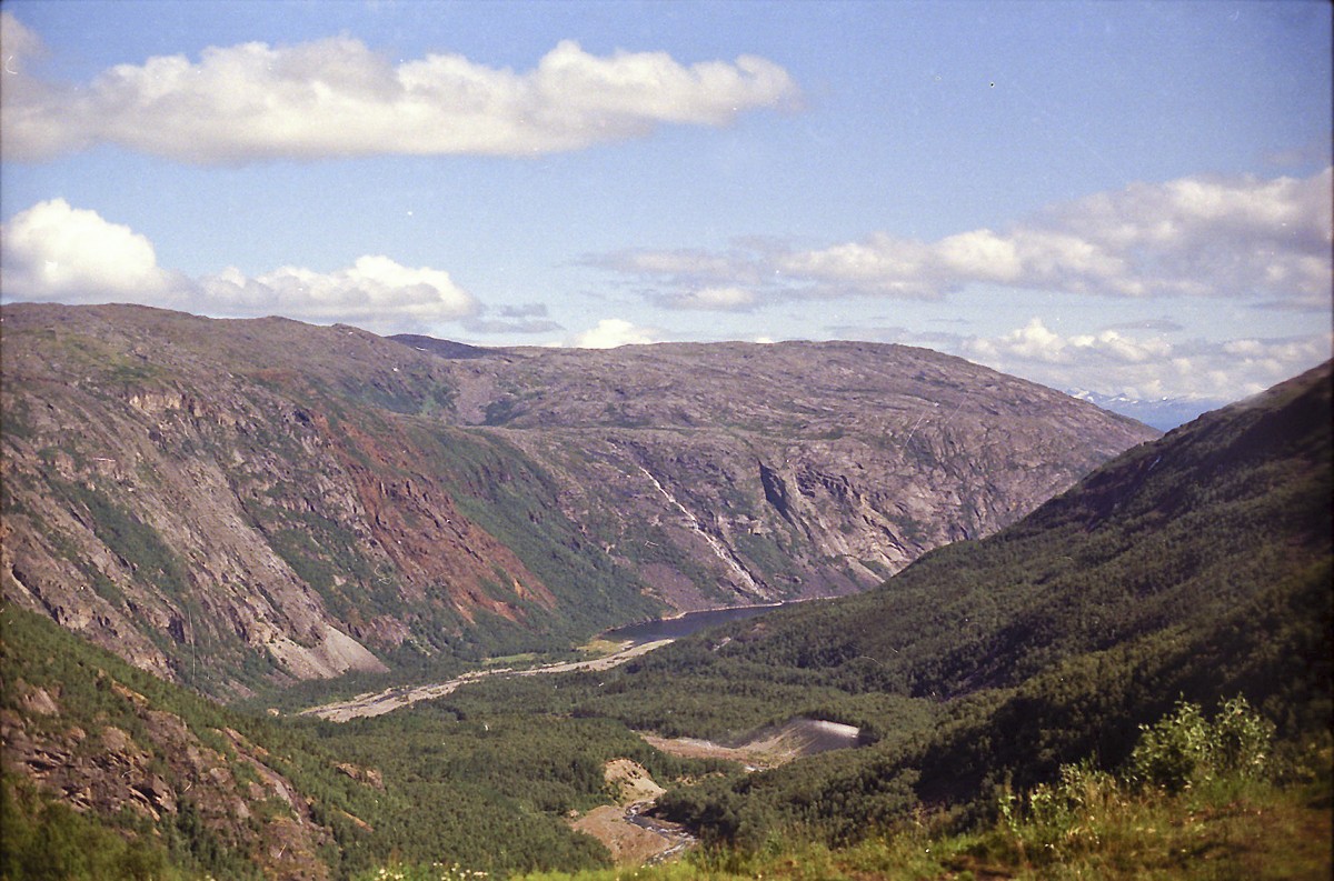 Landschaft an der Ofotbahn zwischen Narvik (Norwegen) und Riksgränsen (Schweden). Aufnahme: Juli 1985 (digitalisiertes Negativfoto).
