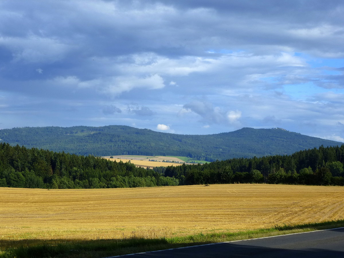 Landschaft im Fichtelgebirge, mit Blick zur 939m hohen Ksseine rechts, Aug.2014