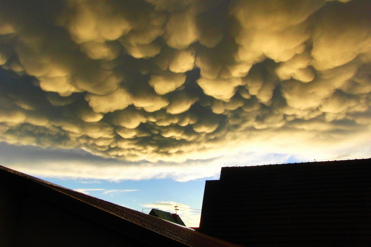Mammatuswolken am Abend des 14.9.2015 über Bischwind a.R., Stadt Ebern, Kr. Haßberge
Mammatuswolken sind eine seltene Erscheinung,die sich eigentlich vor einem heftigen Regenschauer bilden. Diese Formation hat sich nach einem kurzen,heftigen Regenschauer gebildet