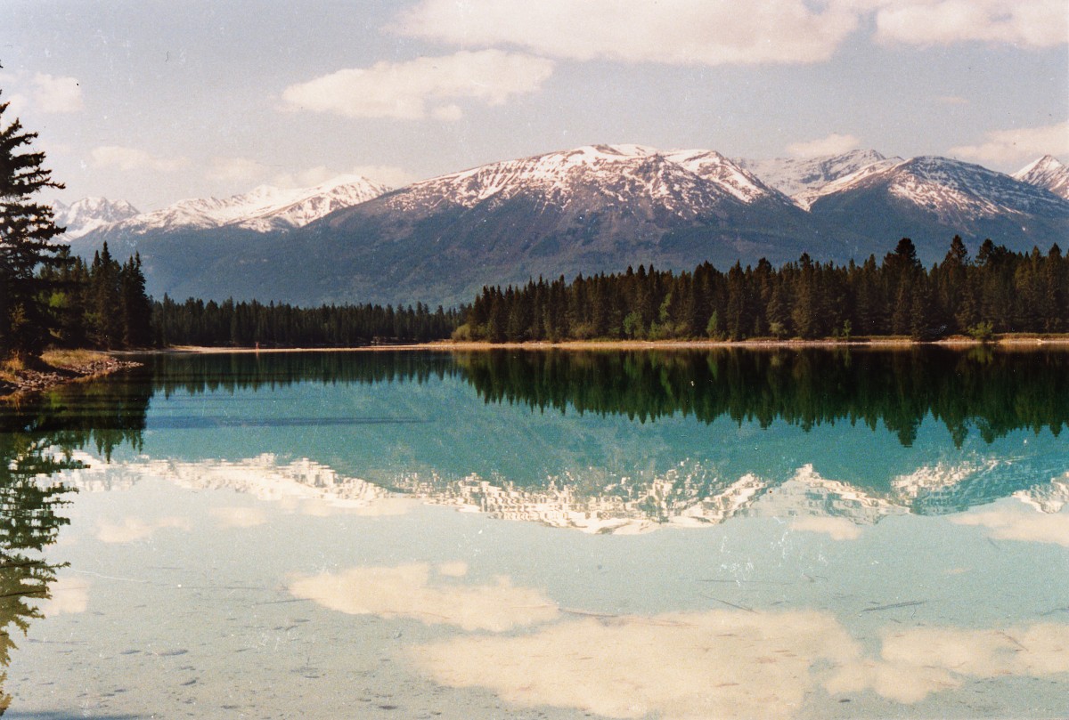Medicine Lake im kanadischen Jasper National Park. Aufnahme: Juni 1987 (digitalisiertes Negativfoto).