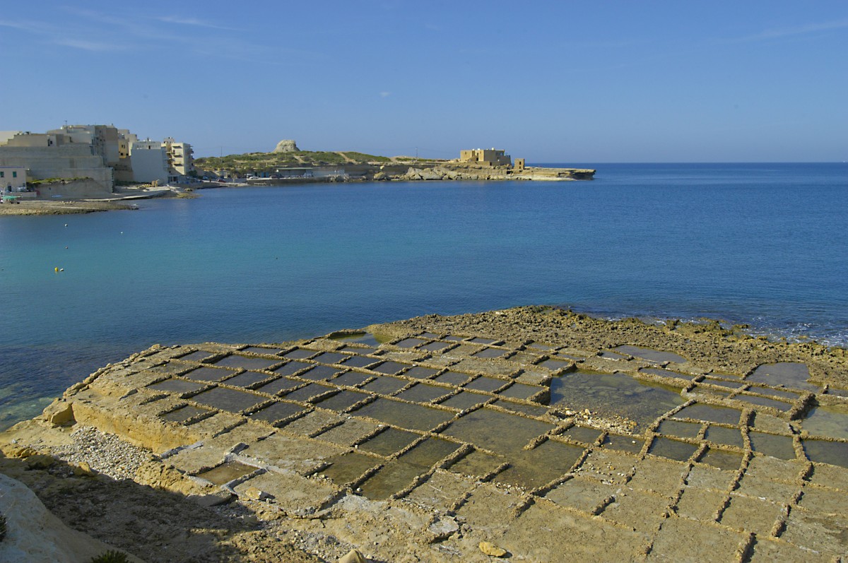 Meersalzgewinnung in der Xwieni Bay an der Nordküste von Gozo. Aufnahme: Oktober 2006.