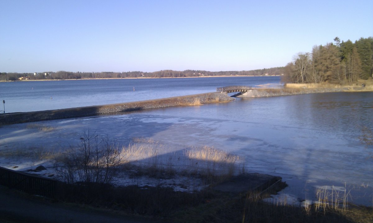 Norrtälje. Blick von Kärleksudden auf die Brücke zur Insel Borgmästarholmen. Aufgenommen am 08.03.2015.