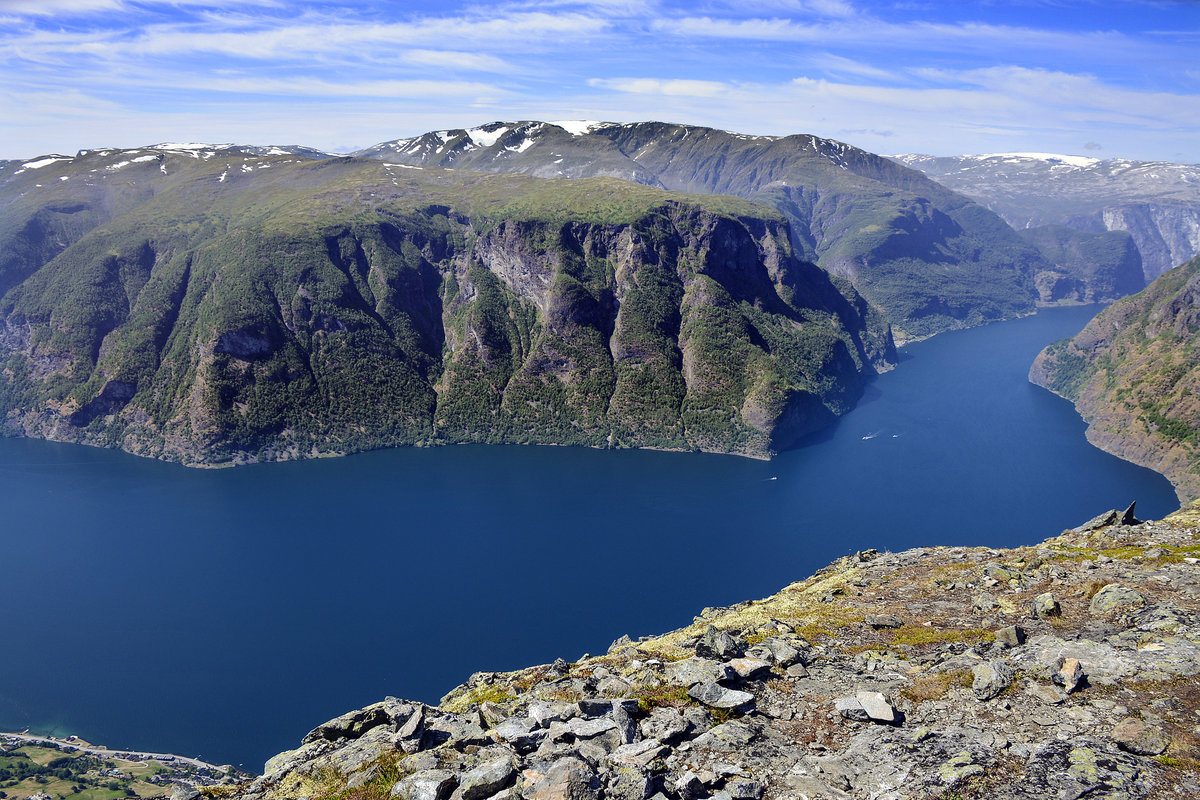 Norwegen - Aurlandsfjorden vom Røyrgrindkleivi aus gesehen. Aufnahme: 16. Juli 2018.