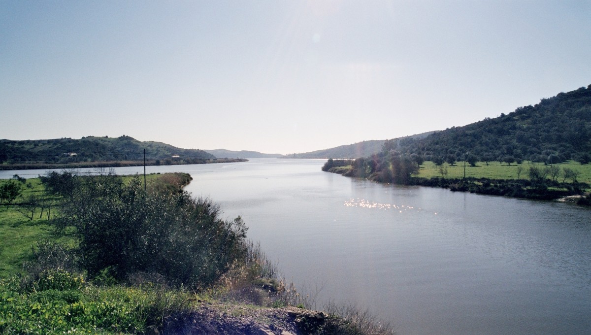ODELEITE, 13.01.2003, hier mündet der gleichnamige Fluss in den Rio Guadiana -- Foto eingescannt