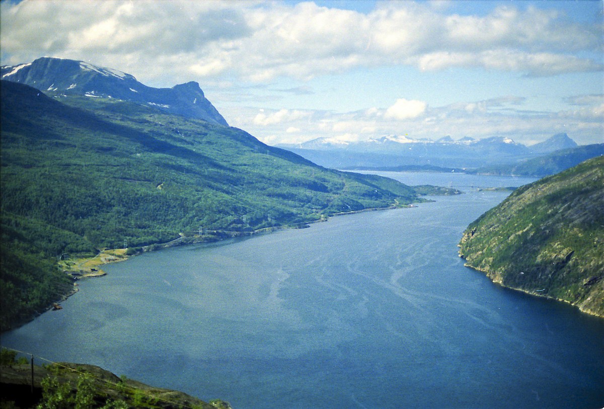 Ofotfjorden zwischen Narvik und Riksgränsen. Aufnahme: Juli 1985 (digitalisiertes Negativfoto).