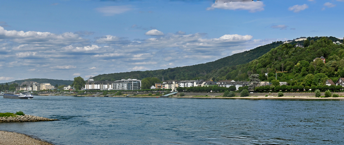 Panoramabild vom Rhein, Königswinter und dem Siebengebirge mit dem Petersberg-Hotel - 22.07.2023