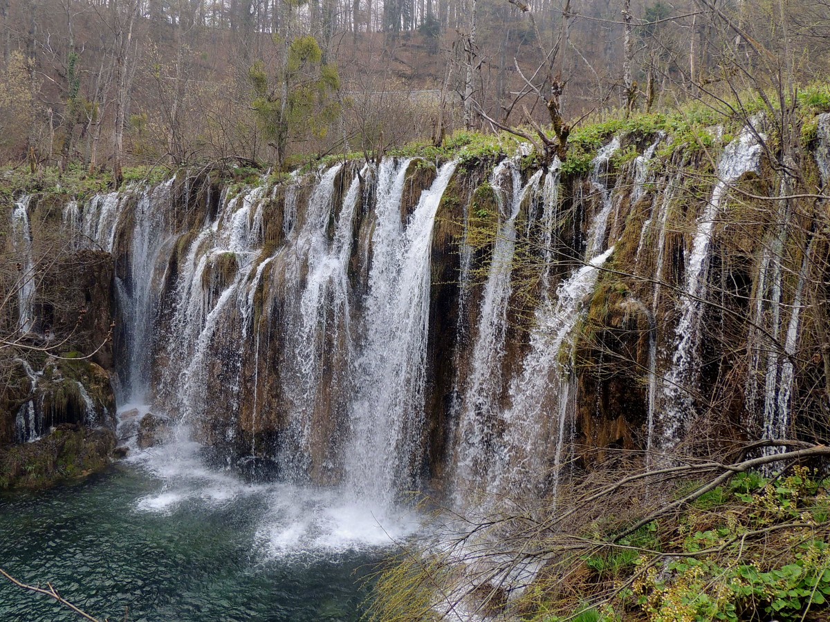 Rauschende Wasserflle u. glasklares Wasser findet man im Nationalpark Plitvicer Seen (Plitvička jezera); 130421