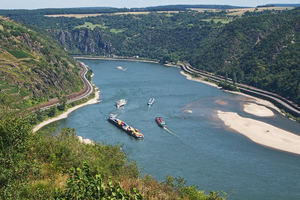 Rhein mit Blick flussabwärts während Niedrigwassers am 18.08.13 bei Oberwesel.