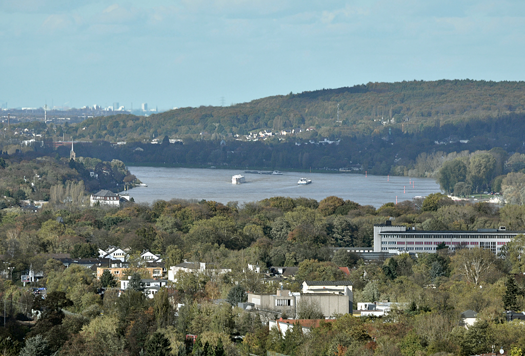 Rheinbogen bei Bonn-Oberkassel, rechts Siebengebirge und im Hintergrund Köln - 30.10.2013