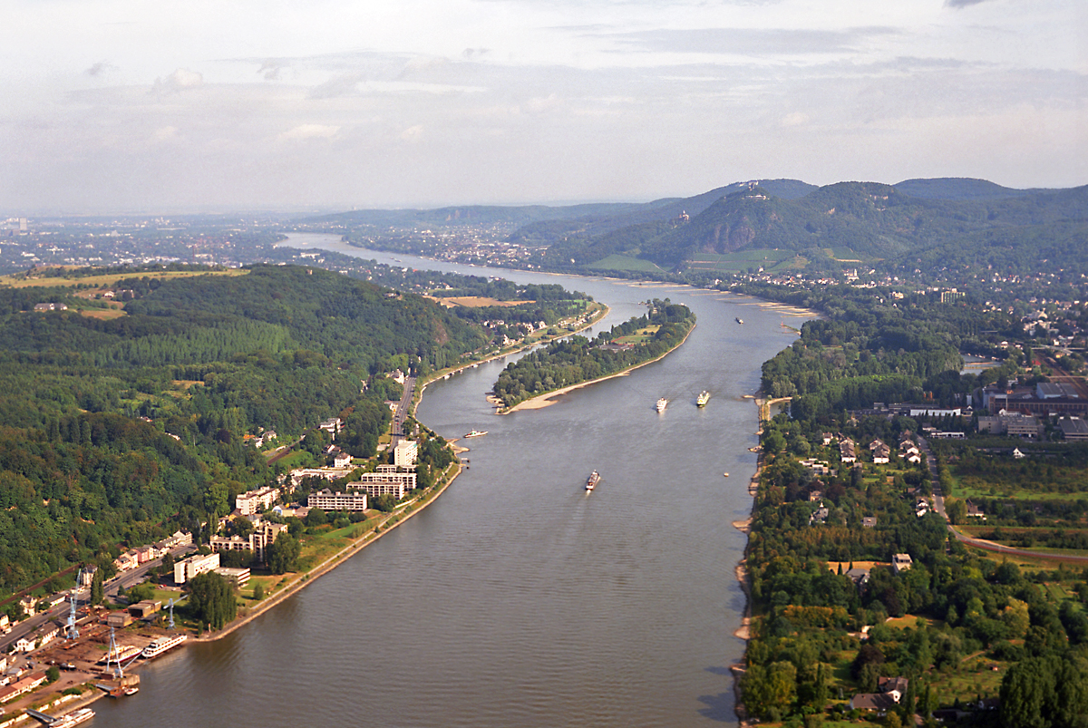 Rheininsel Nonnenwerth, links unten Rolandswerth (Rheinland-Pfalz), rechts Bad Honnef, darüber das Siebengebirge und oben links Bonn - Luftaufnahme Sommer 1986