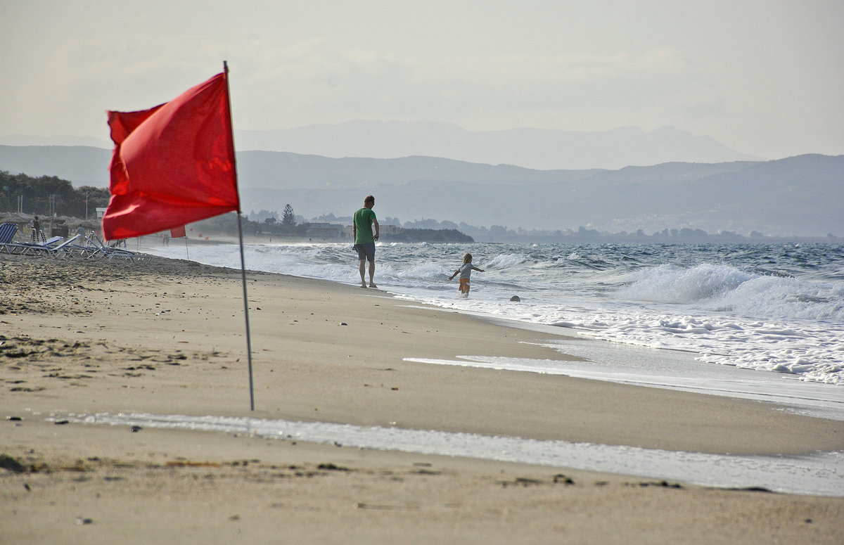 Rote Flagge am Strand vor Maleme auf der Insel Kreta. Aufnahme: 16. Oktober 2016.