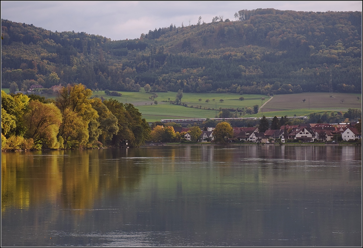 Ruhiger Hochrhein. Blick von Wallbach, Baden nach Wallbach AG. Oktober 2017.