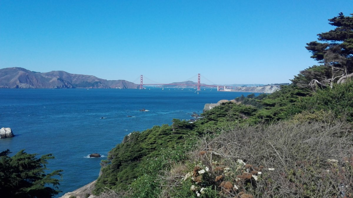 San Francisco. Blick auf die Golden Gate Bridge in der Ferne. Aufgenommen von der Golden Gate National Recreation Area am 23.09.2017.