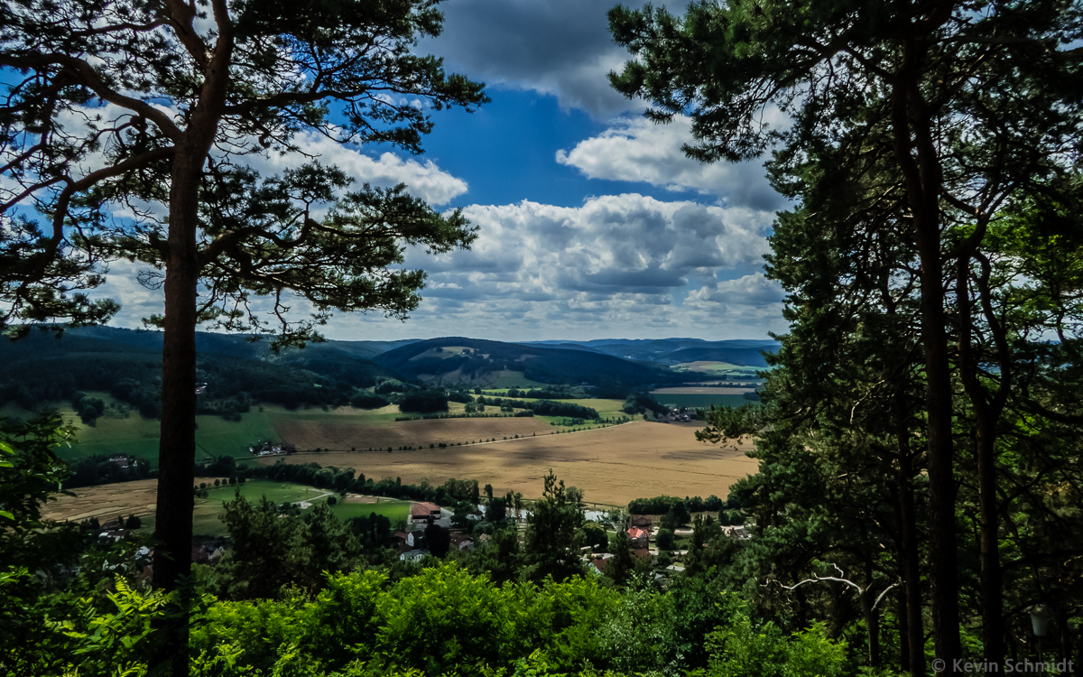 Sanfte Hügellandschaften prägen das Bild im mittleren Saaletal, hier der Blick vom Kienberg bei Uhlstädt Richtung Südwest. (12.07.2014)