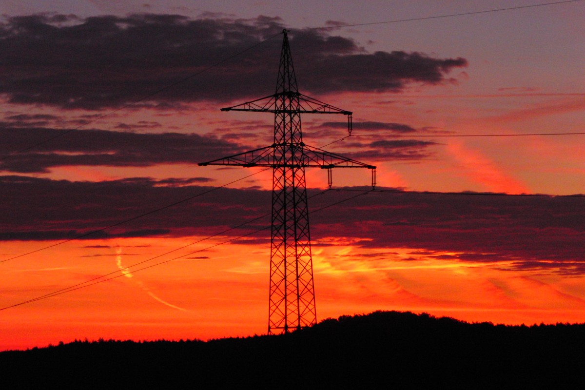 Schöner Morgenhimmel mit Stromverteilermast als Kontrast,aufgenommen am 5.10.2013 in der Nähe von Salmsdorf (Gemeinde Rentweinsdorf)