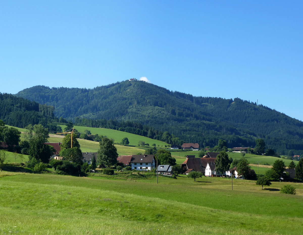 Schwarzwald, Blick aus dem Elztal bei Oberwinden zum 906m hohen Hrnle mit der Wallfahrtskapelle auf dem Gipfel, Juli 2017