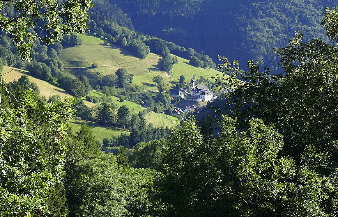 Schwarzwald, Blick vom Geiersnest auf St.Ulrich mit der Klosterkirche, Juli 2020