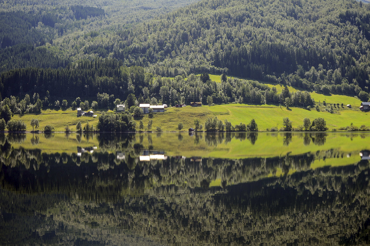 Seiland am Oppheimsvatnet In Hordaland Fylke, Norwegen. Aufnahme: 12. Juli 2018.