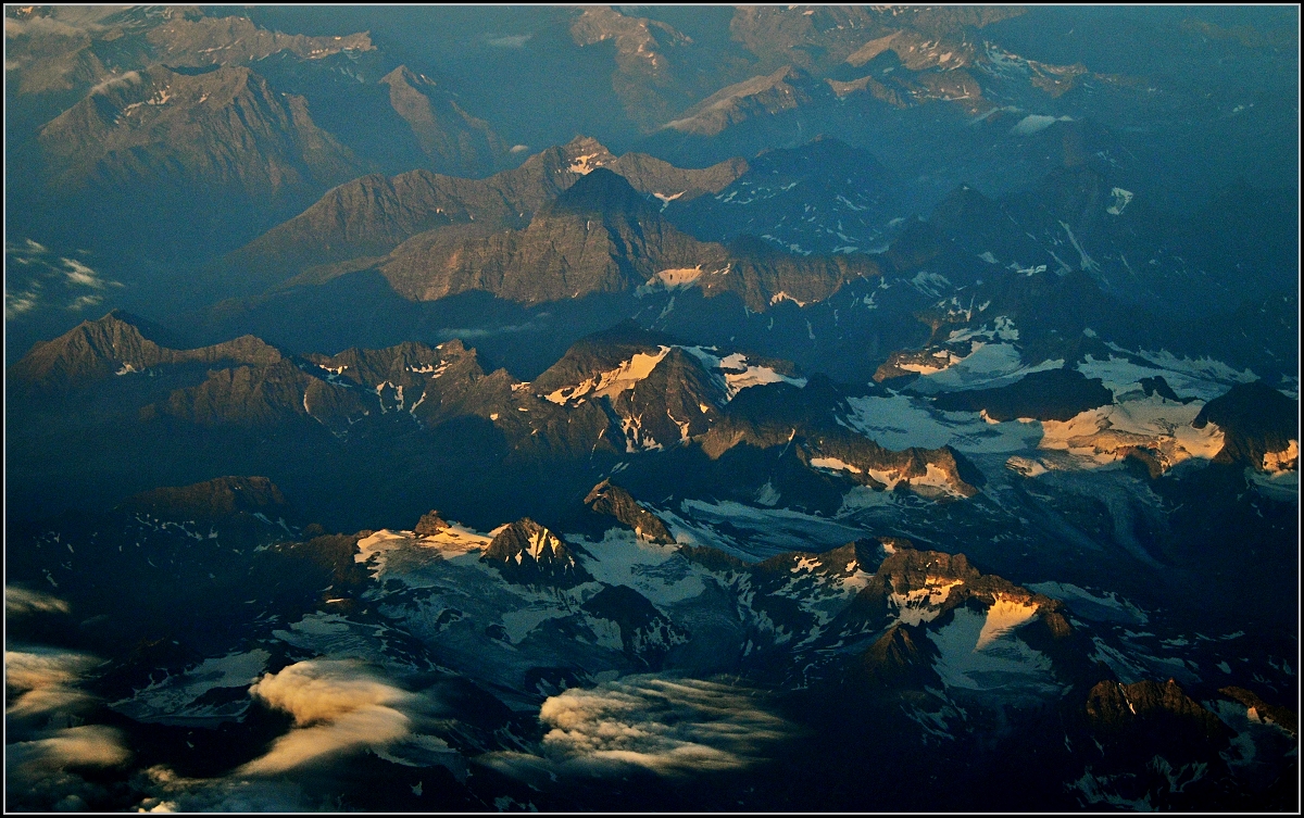 Silvretta-Massiv.

Der hchste Berg Piz Linard (3411 m/Gipfel im Wolkenschatten) liegt bereits sdlich der vergletscherten Wasserscheide. 
