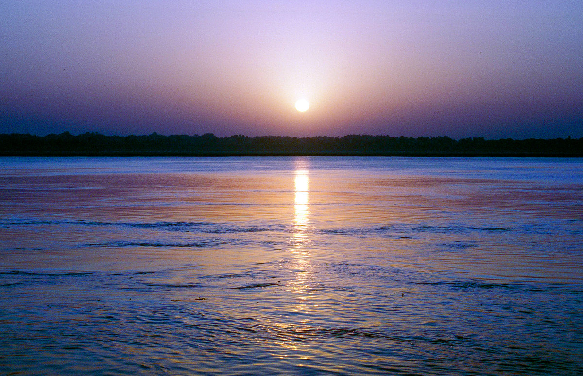 Sonnenaufgang über Ganges. Bild vom Dia. Aufnahme: Oktober 1988.