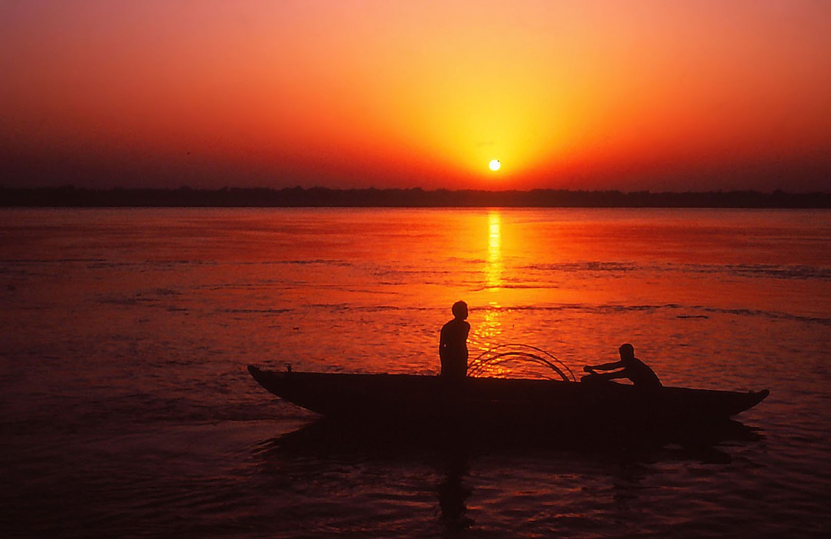 Sonnenaufgang über Ganges in Varanasi. Aufnahme: Oktober 1988 (Bild vom Dia).