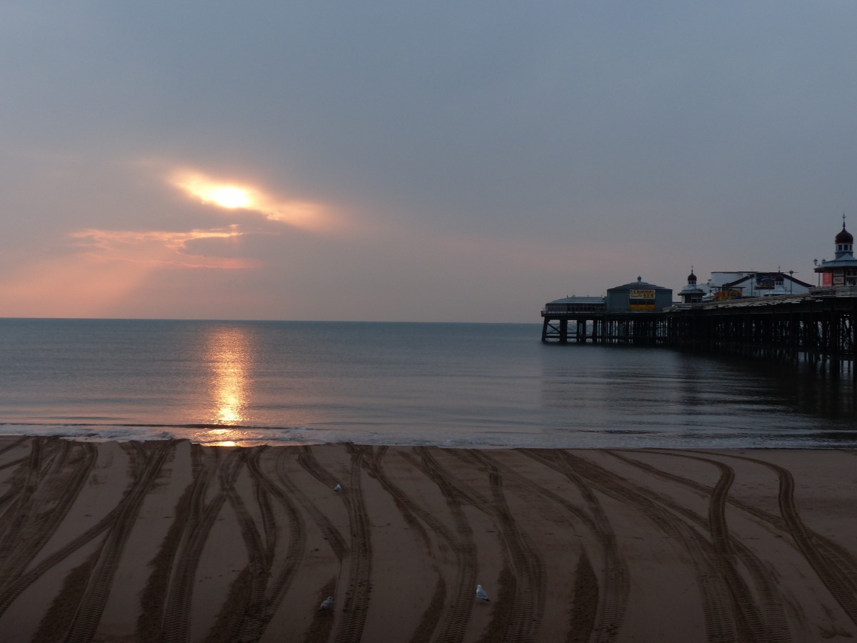 Sonnenuntergang am Blackpool North Pier. Die Reifenspuren deuten auf Bagger-Aktivitäten hin, immer wieder fasziniert mich das Zusammenspiel aus menschlicher und natürlicher Gestaltung. 16.3.2015