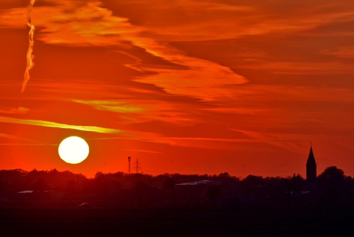 Sonnenuntergang  in rot  bei Eu-Wißkirchen - 20.04.2015