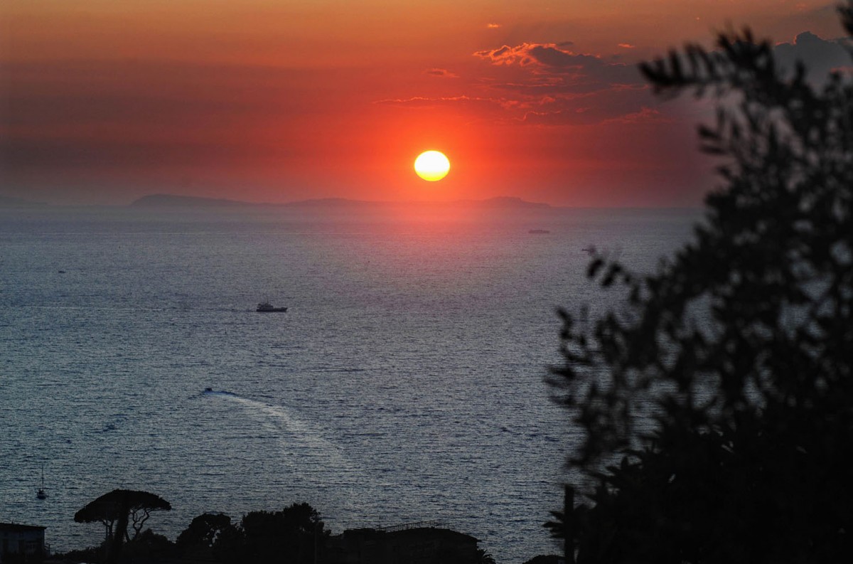 Sonnenuntergang von Sorrent aus gesehen. Aufnahmedatum: 29. Juli 2011.