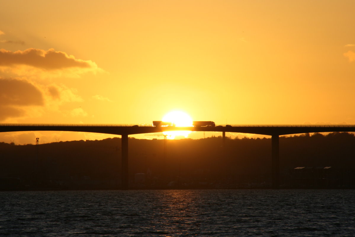 Sonnenuntergang über dem Vejlefjorden mit der Autobahnbrücke der E 45; 27.04.2015