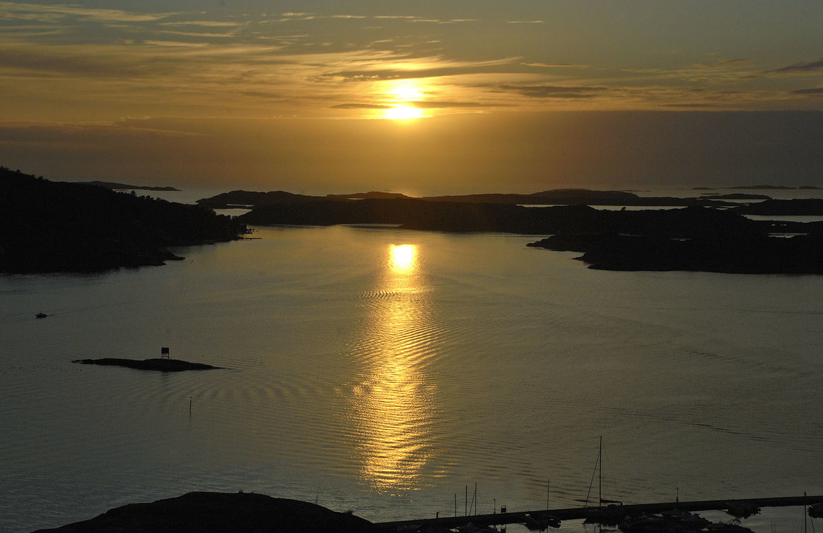 Sonnenuntergang über die Insel Valö vom Vetteberget aus gesehen. Durch den Vetteberg verläuft die Kluft Kungsklyfta, bei der Teile des Films Ronja Räubertochter gedreht wurden.
Aufnahme: 1. August 2017.