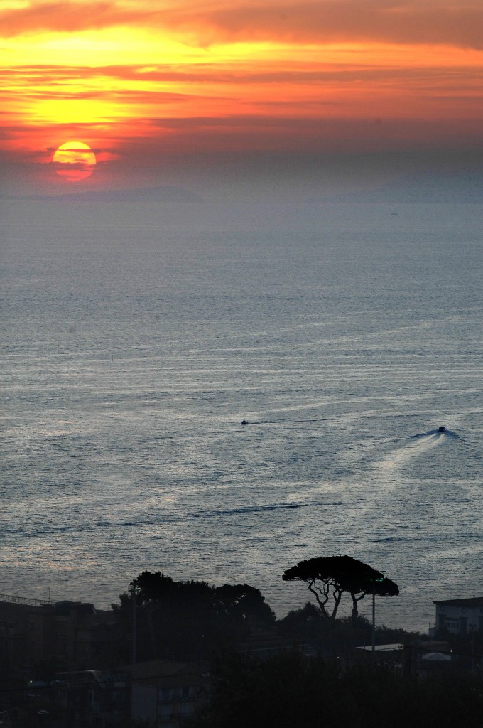 Sonnenuntergang über das Mittelmeer bei Sorrent. Aufnahmedatum: 28. Juli 2011.