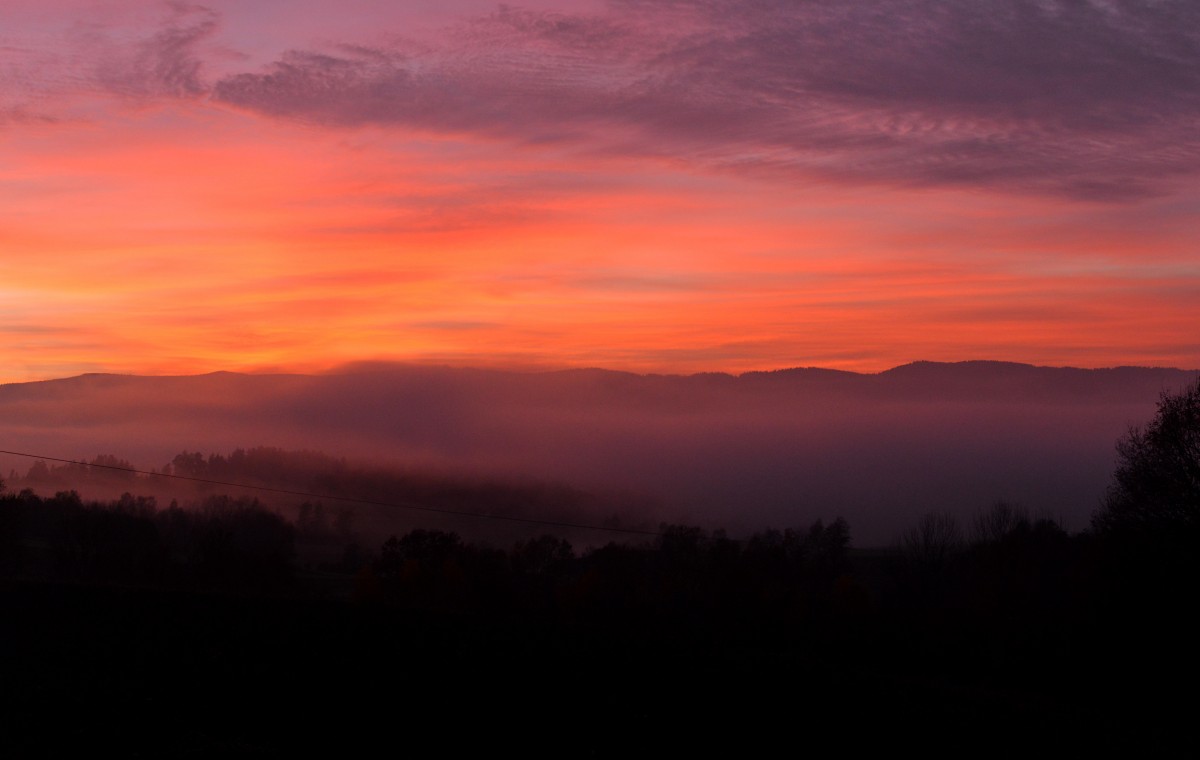 Stimmungsvoller Abend nach den Sonnenuntergang: um kurz nach 17 Uhr entstand am 08.11.2015 diese Aufnahme aus dem Bayerischen Wald. 