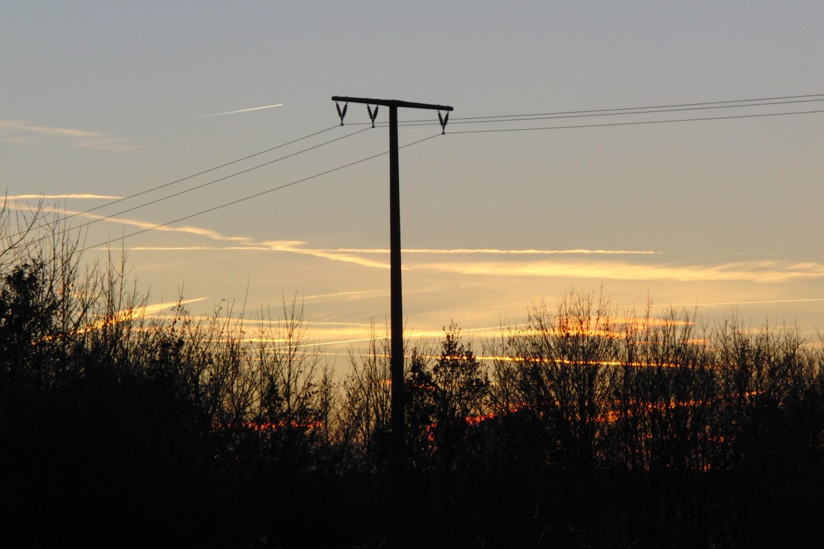 Strommast als Kontrast zum Abendhimmel bei Hofheim i. Ufr., aufgenommen am 27.11.2013