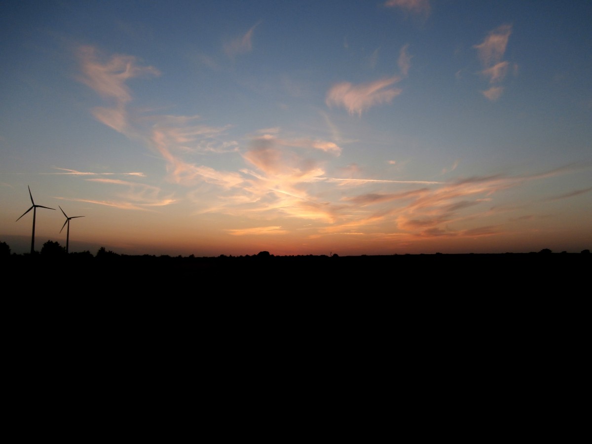 Sun Down in den Feldern bei Grevenbroich. Hier bot sich am 18.7 ein wunderschöner Sonnenuntergang.

Grevenbroich 18.07.2014