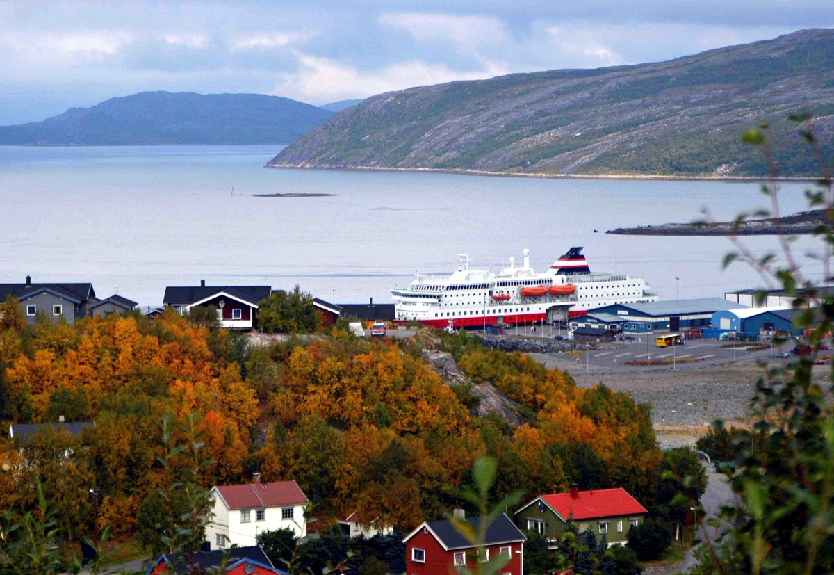 Teil von Kirkenes (Nordnorwegen) mit Hafen und Umgebung am 27.08.06. In der Bildmitte ist das Hurtigrutenschiff  KONG HARALD  beim Be- und Entladen zu sehen. 