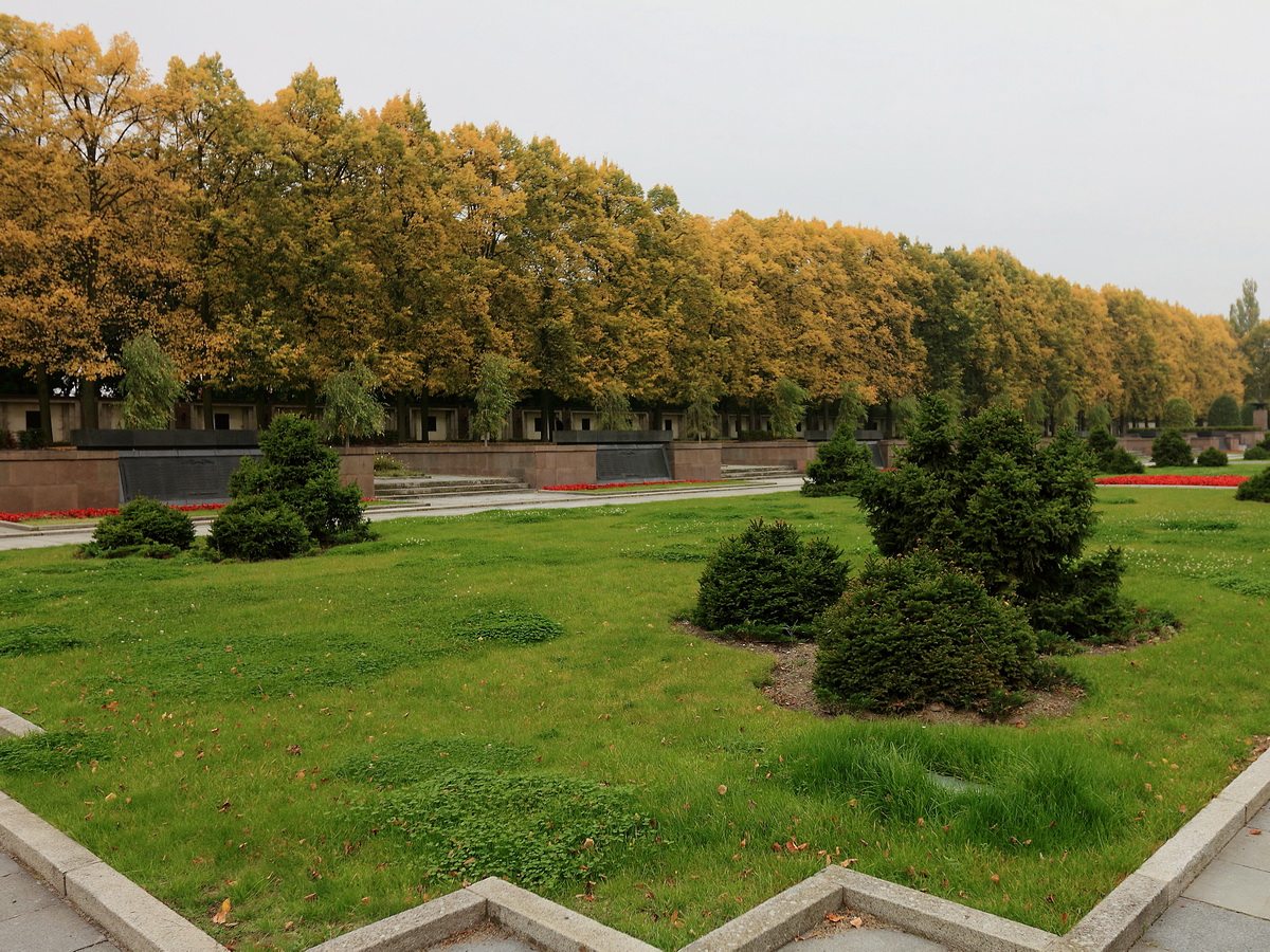 Teile des Parks des Sowjetische Ehrenmal in der Schönholzer Heide in Berlin-Pankow gesehen am 07. Oktober 2015. (Neu Bearbeitet) 