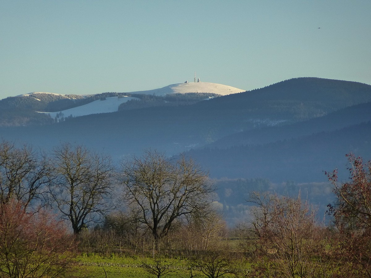 Tele-Blick (ca.30Km), vom Marchhgel in der Rheinebene zum hchsten Schwarzwaldgipfel, dem 1492m hohen Feldberg, Feb.2014