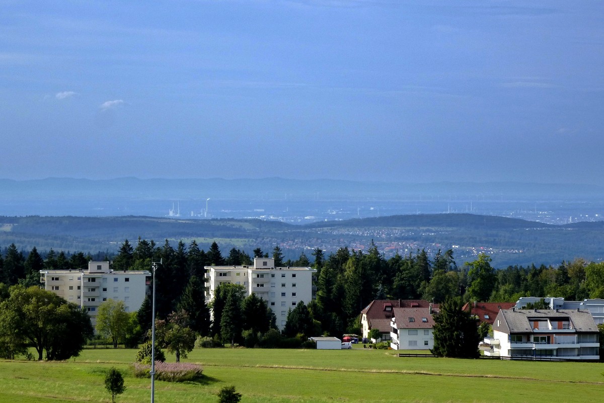 Teleblick vom Aussichtsturm Dobel im Nordschwarzwald gen Westen in die Rheinebene, mit Stadtteilen von Karlsruhe und am Horizont der Pflzer Wald, Aug.2015