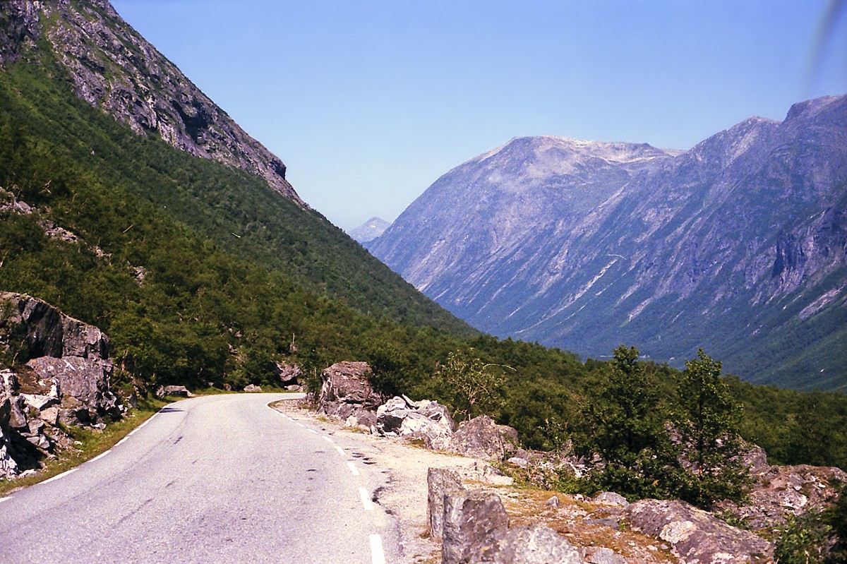 Trollstigvegen bed Åndalsnes. Aufnahme: Juli 1985 (digitalisiertes Negativfoto).