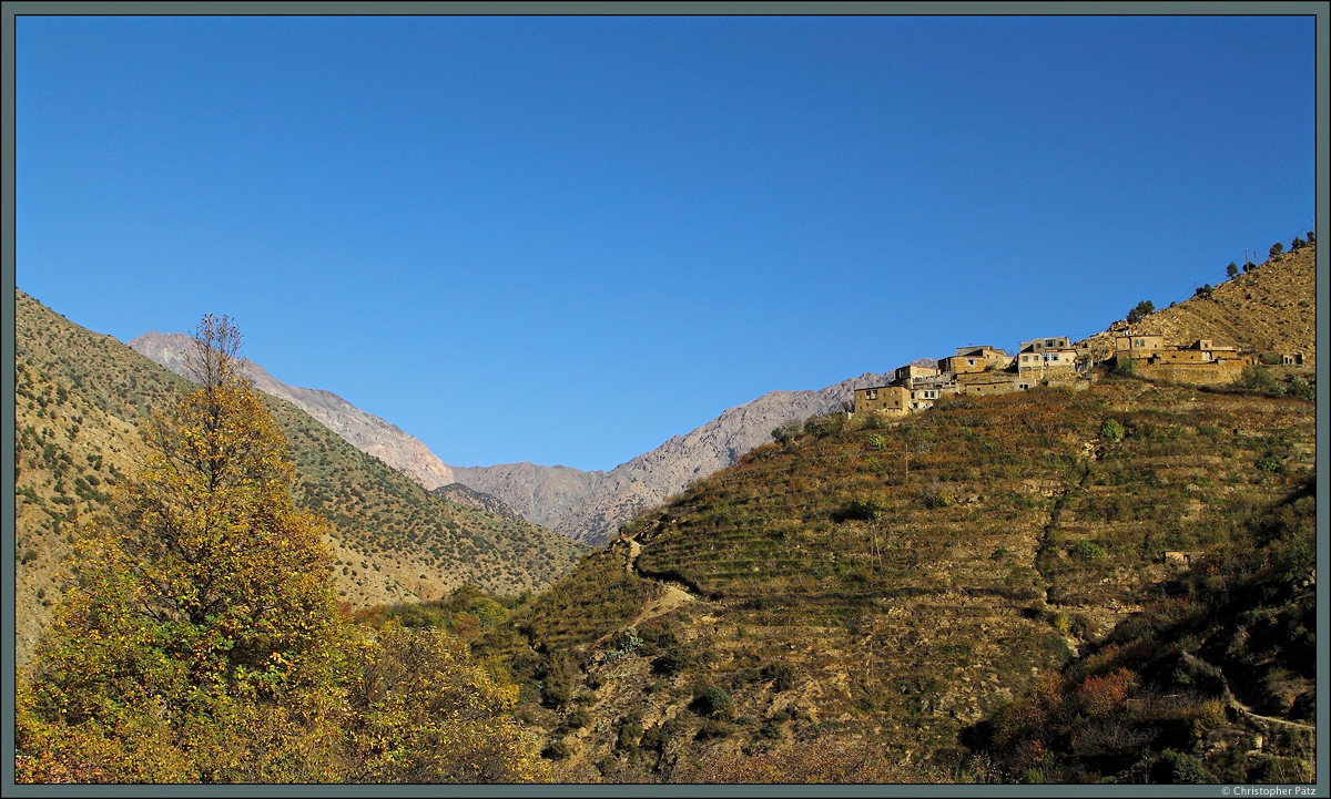 Viele der Berbersiedlungen im Hohen Atlas sind nur schwer erreichbar. Hier ist eine Siedlung in einem Seitental des Ourikatals auf etwa 1500 m Höhe zu sehen. (19.11.2015)