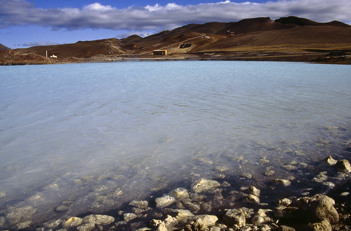 Vulkanischer See am isländischen Zentralvulkan Krafla. Aufnahme: August 2005 (Bild vom Dia).