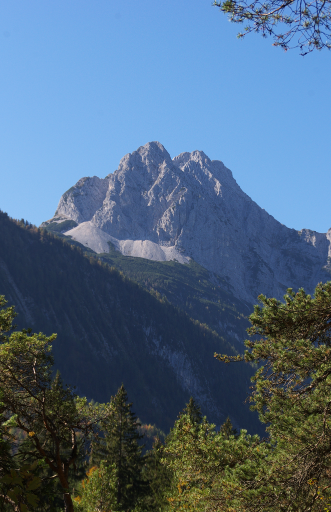 Während einer Wanderung zum Lautersee ergab sich dieser schöne Blick auf die Alpspitze im Wettersteingebirge. Mittenwald am 09.10.2014